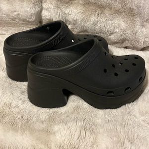 Black crocs size 7 runs big like an 7.5/8
